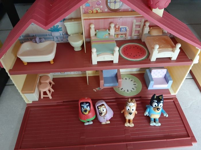 Maison Bluey + 4 figurines - photo numéro 1