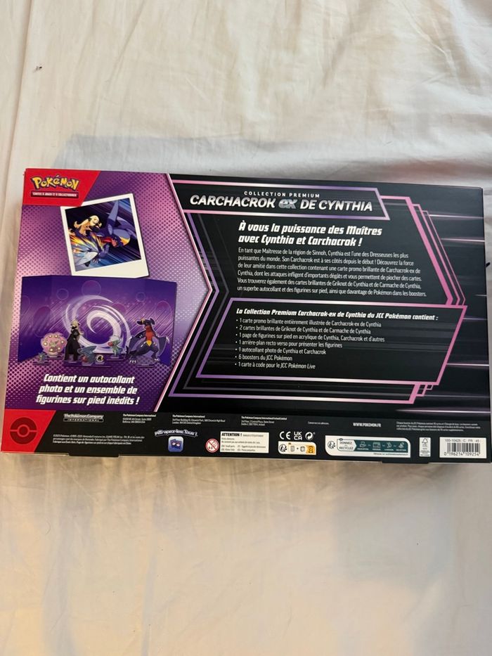 Pokémon – Coffret Premium Carchacrok EX de Cynthia - scellé et complet - photo numéro 2