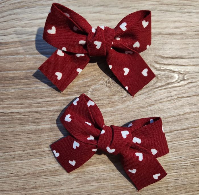 Lot de deux barettes nœud à motif cœurs