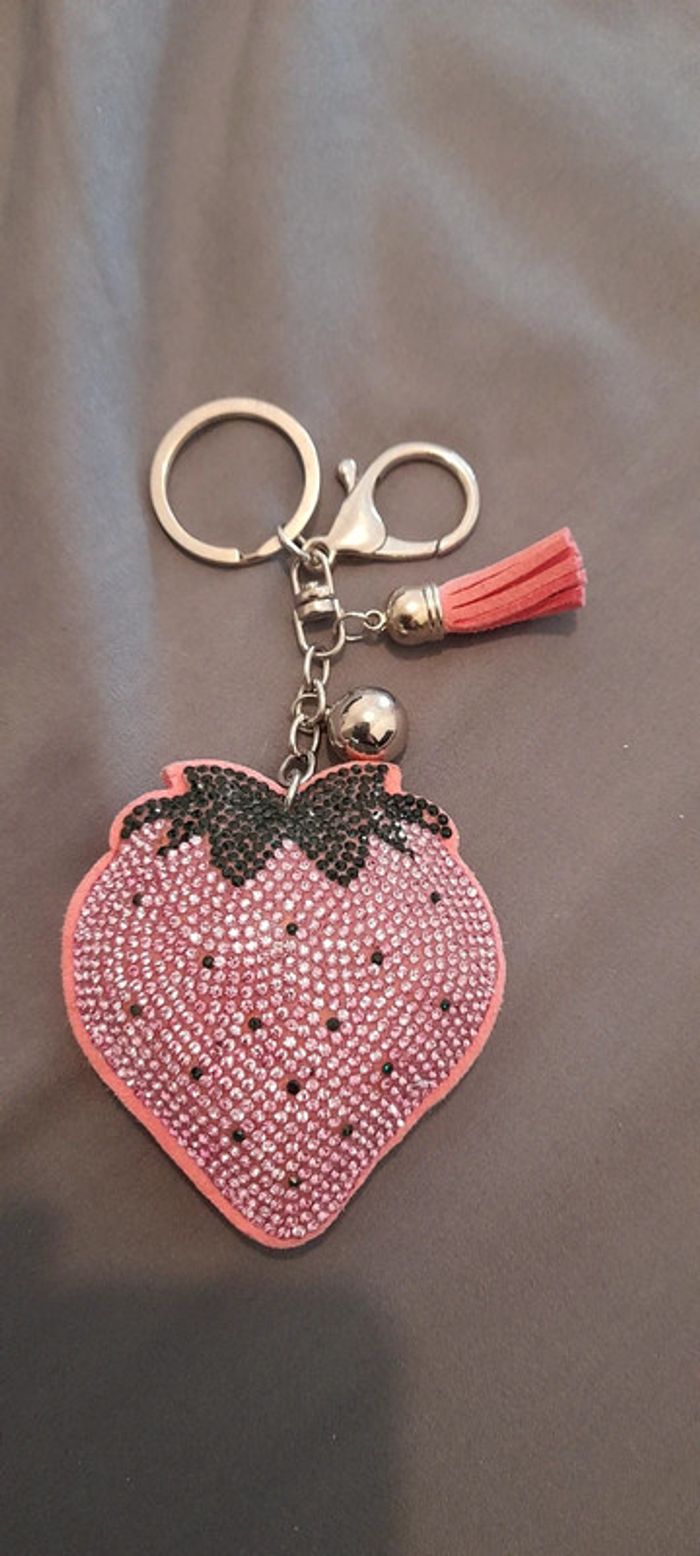 Porte clé fraise strass