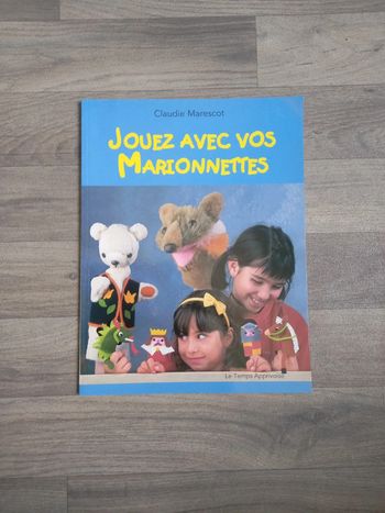 Livre " jouez avec les marionnettes"