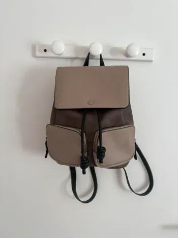 Sac sac à dos beige et noir