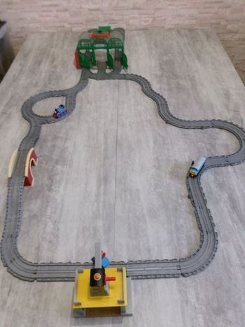 Circuit de train - Gare - Grue - Pont - Thomas et ses amis (30)