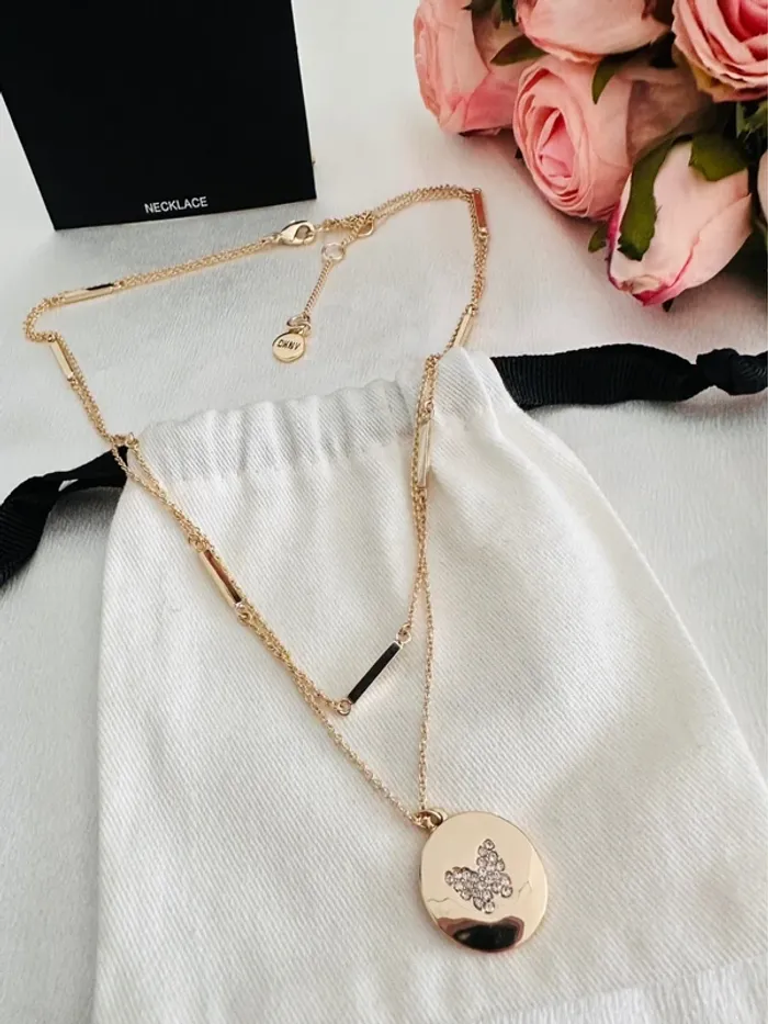 🦋Collier DKNY doré double rang médaillon papillon strass – authentique, neuf