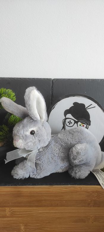 peluche doudou lapin gris blanc noeud satin couché toys global ltd doux