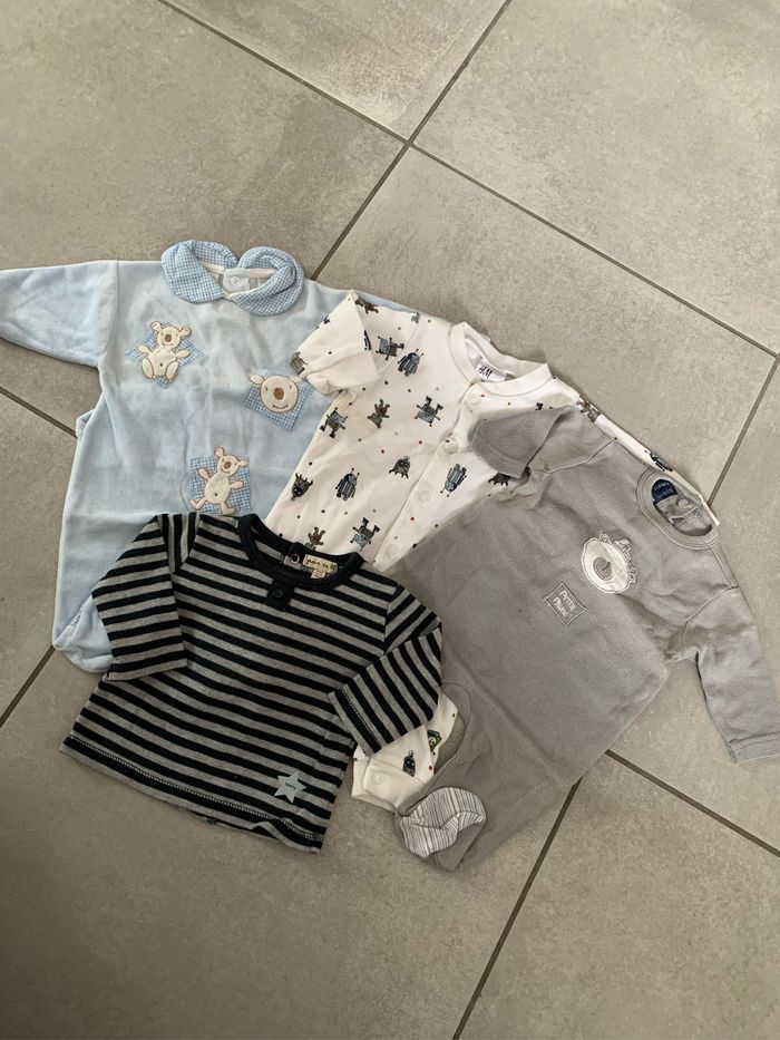 Lot 4 vêtements 1 mois