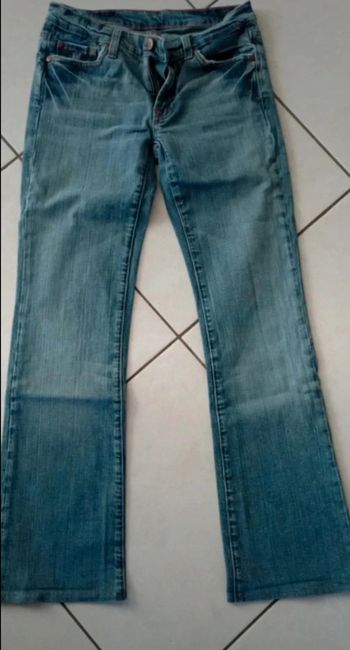 Jean évasé bleu très bon état taille 38