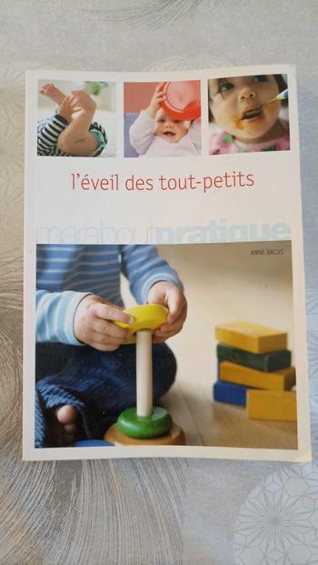 livre broché L'éveil des tout-petits Marabout Pratique