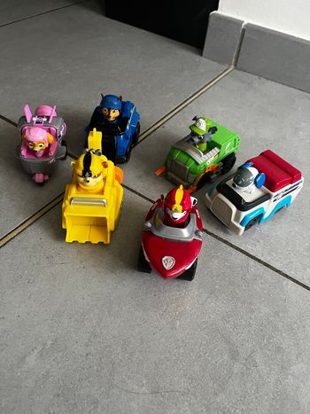 Lot de voitures avec bonhommes