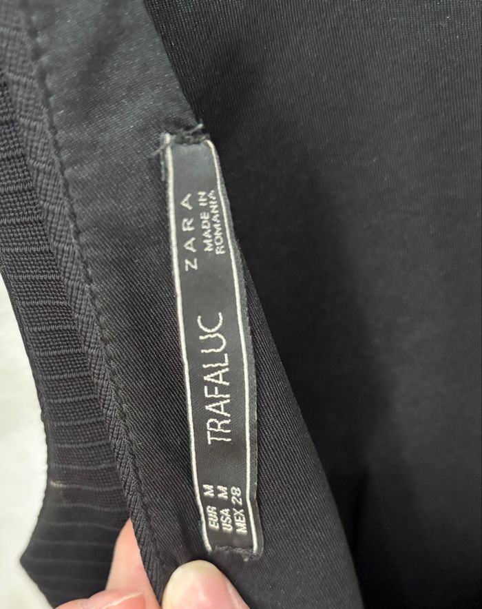 Robe noire texturée à relief col V avec poches Zara - Taille M - photo numéro 5