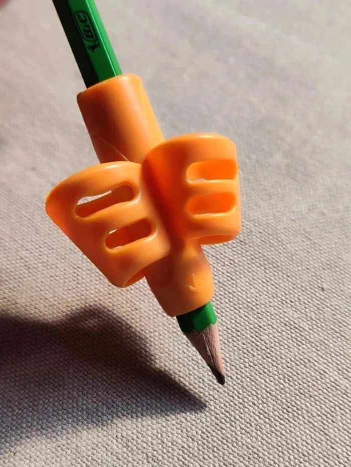 Correcteur de posture d'écriture en silicone souple - photo numéro 3