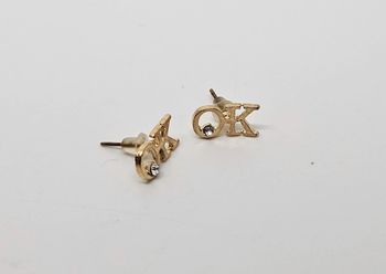 Paire de boucles d'oreilles.
Neuve.
Ok
