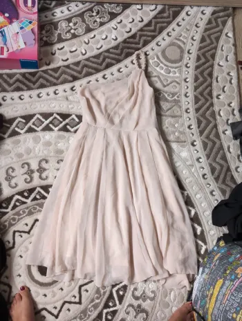 Robe à une épaule style romain