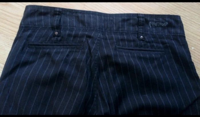 Pantacourt noir rayures blanches. Femme . Firetrap. Taille 38 - photo numéro 4