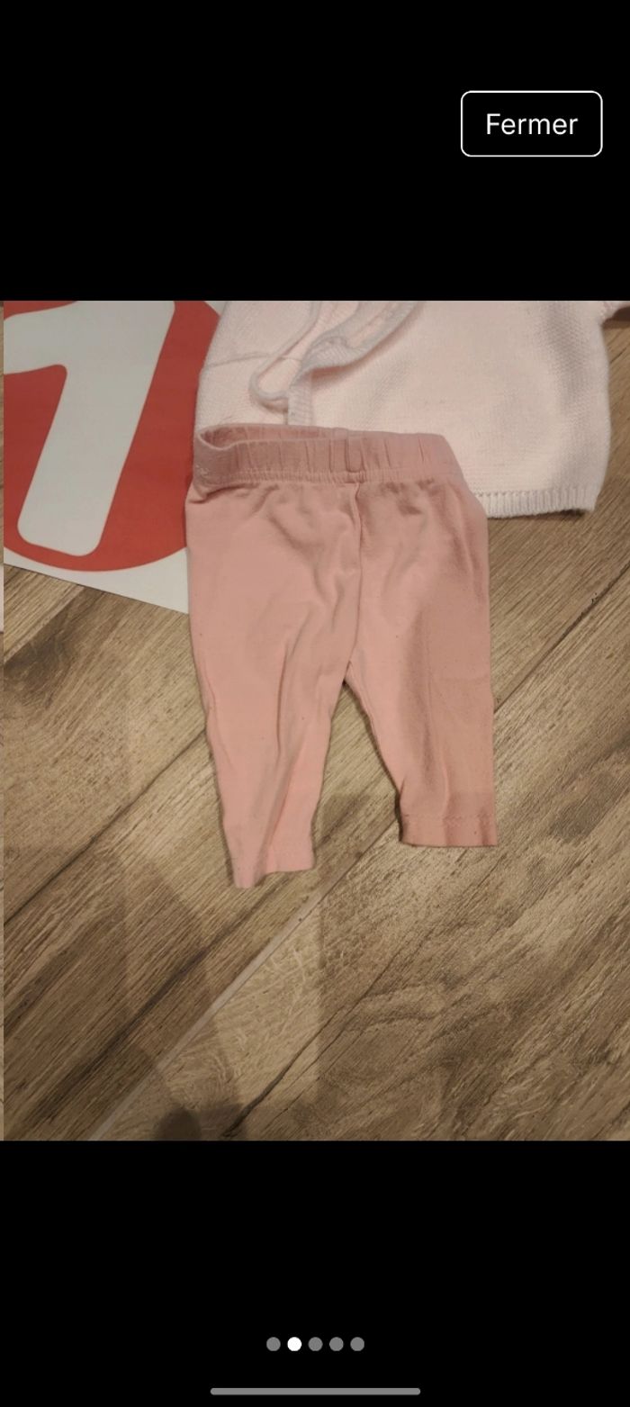 Ensemble pantalon rose et pull en maille fermeture croisé 
Marque trois kilos sept 
Parfait état 
Coloris rose - photo numéro 2