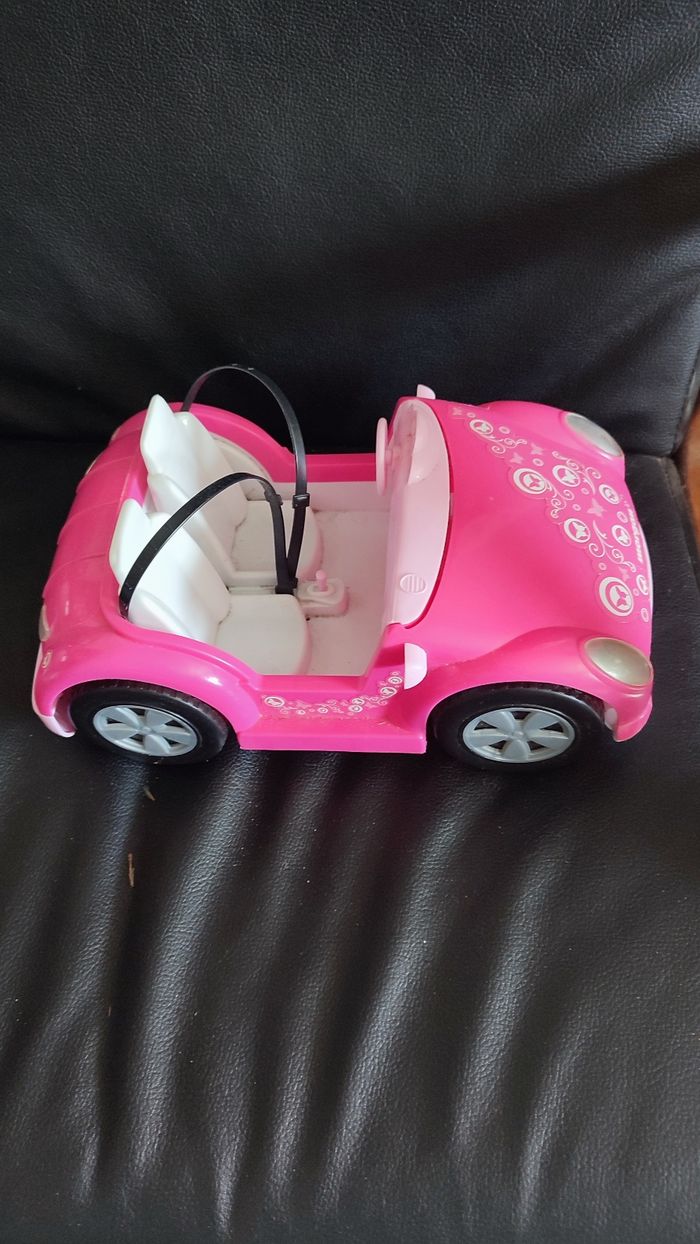 Voiture rose en bon état.