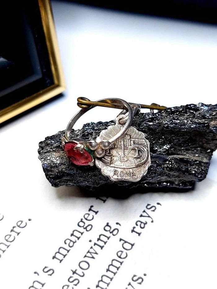 Magnifique broche de naissance médaille religieuse et bague - photo numéro 6