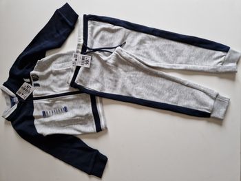 ensemble de jogging neuf garçon  3 ans