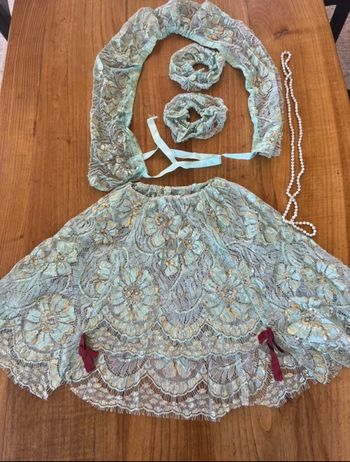 Jupe en dentelle verte et voile