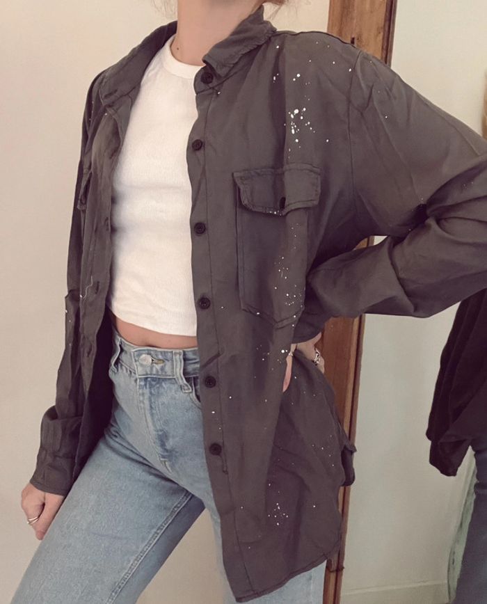 Chemise grise avec tache style peinture taille unique - photo numéro 2