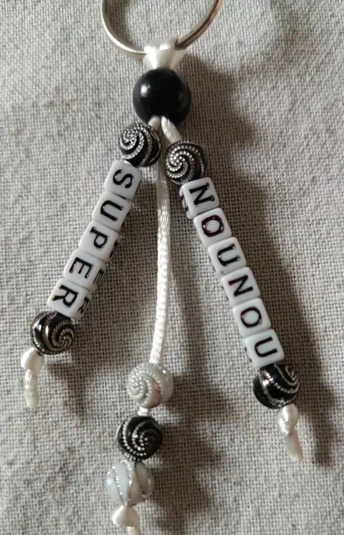 Porte clefs super nounou noir et blanc - photo numéro 2