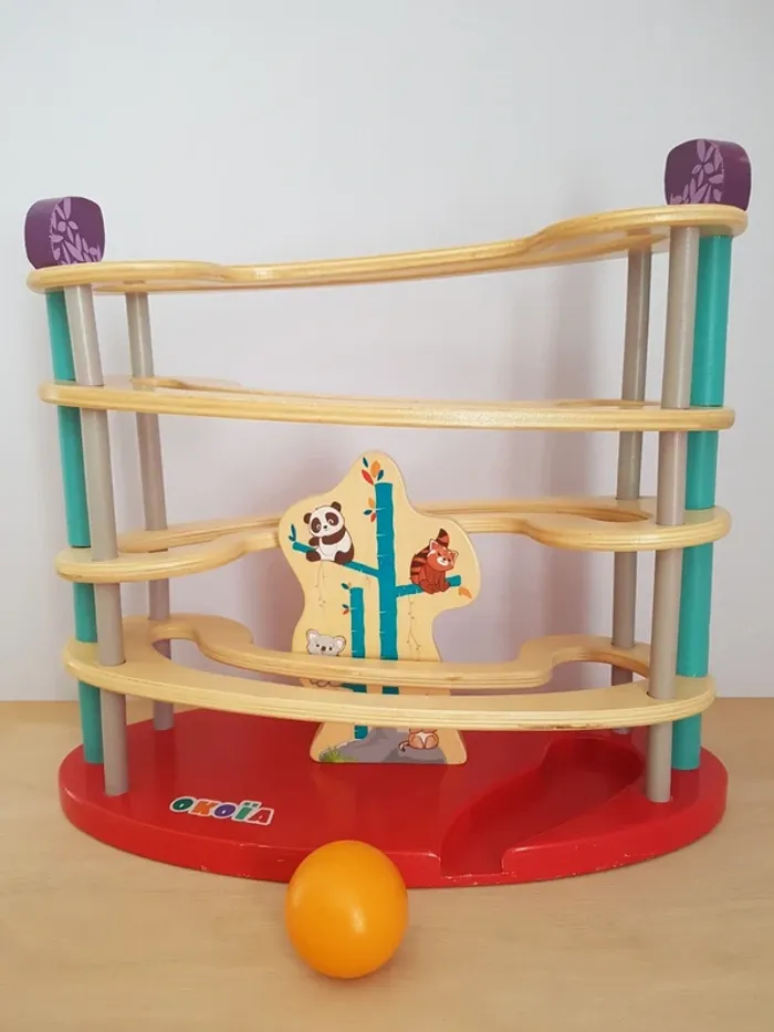 Okoïa, toboggan à balle panda en bois