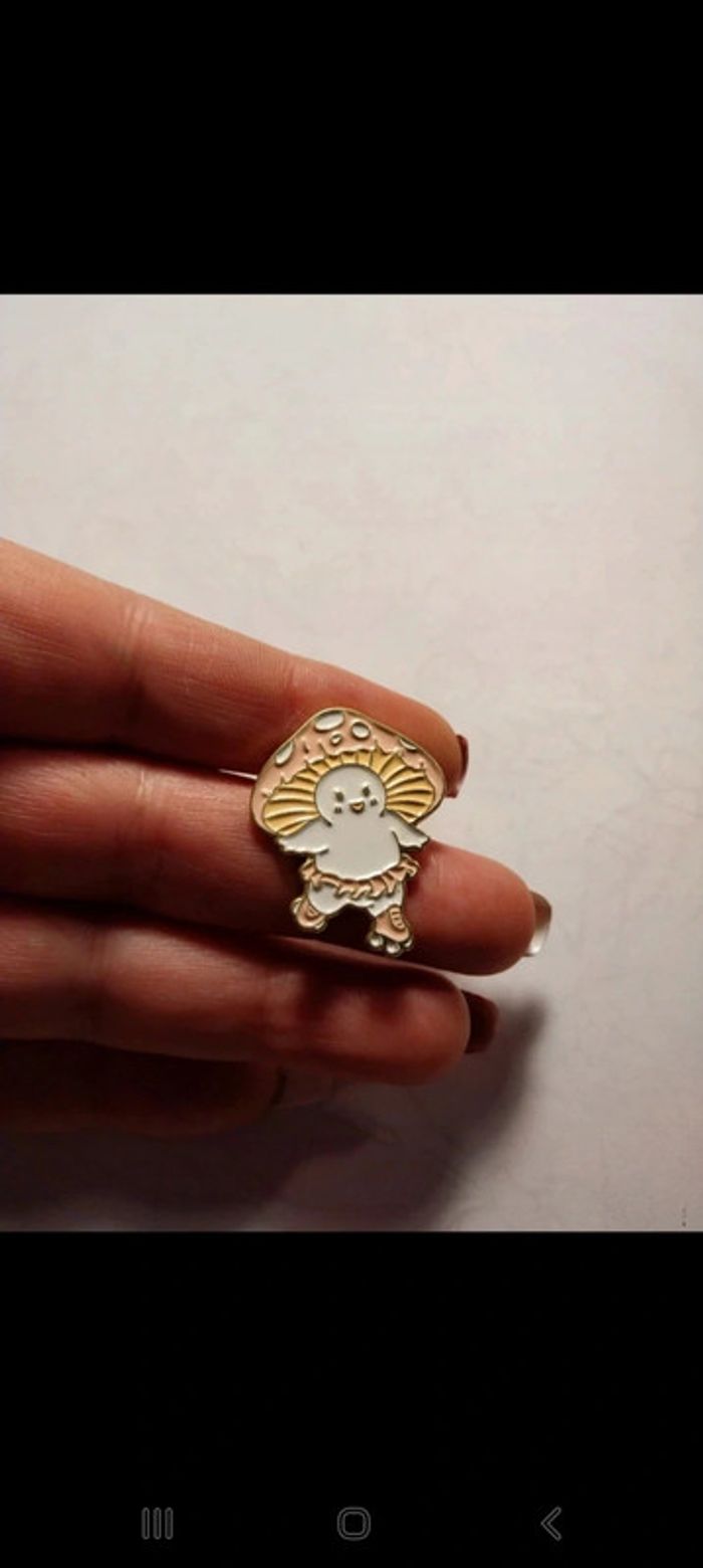 Pins champignon mignon qui danse