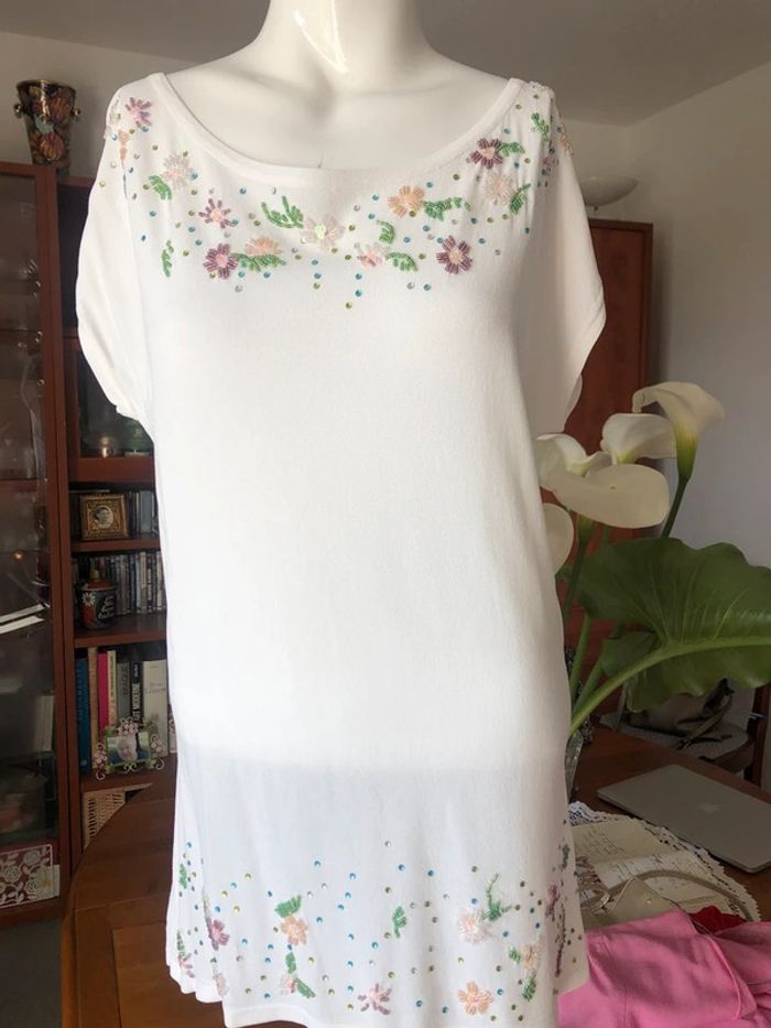 Très joli haut blanc avec perles - photo numéro 3