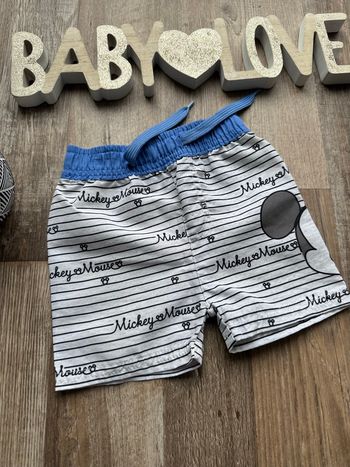 - Short Disney     - 6 mois  - Très bon état