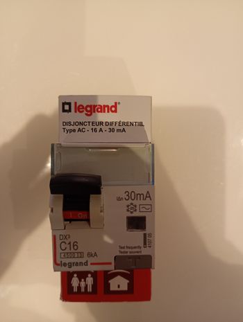 Disjoncteur différentiel Legrand 16A 30mA Type AC – Réf. 092835 – Neuf