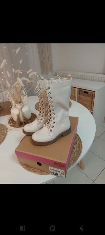 Jolie paire de bottes avec zip beige pointure 32 neuves avec étiquettes 🏷
