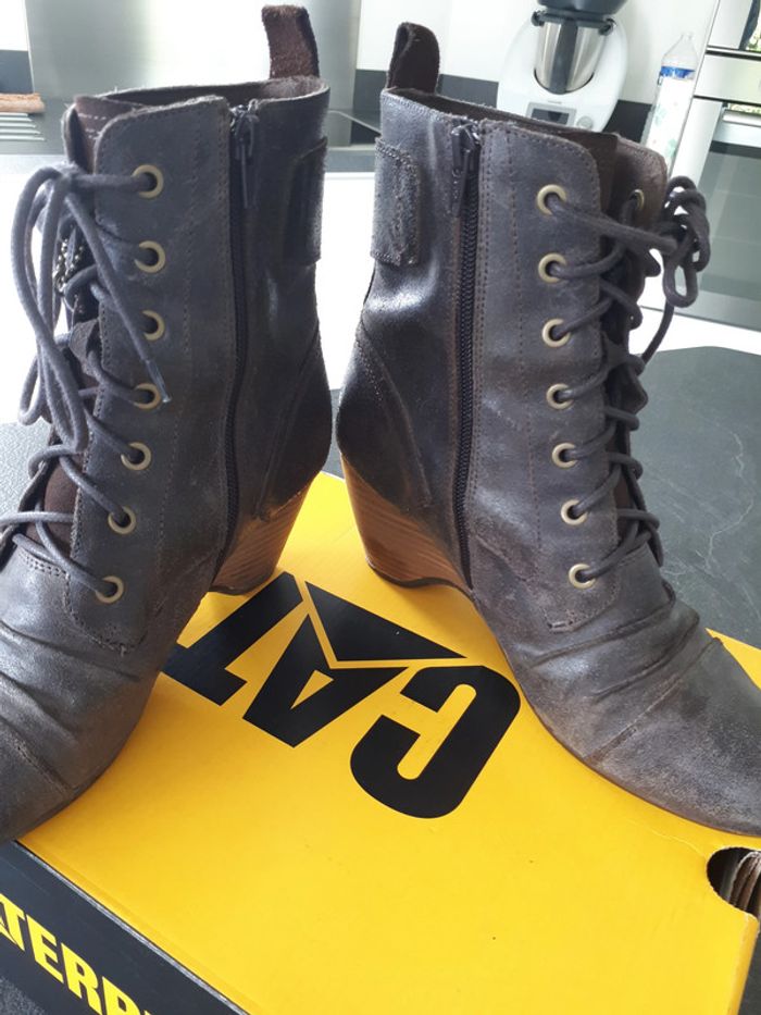 50 € Chaussures montantes compensées en cuir marron Caterpillar - photo numéro 4