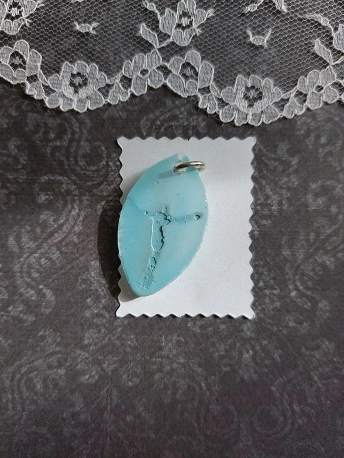 magnifique pendentif en résine avec médaille religieuse jésus christ - photo numéro 4