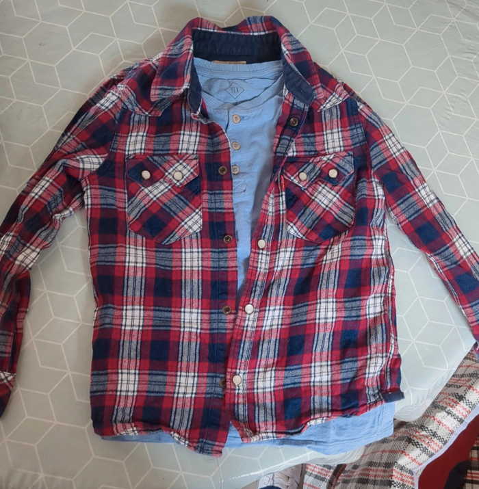 Lot chemises 8ans - photo numéro 3