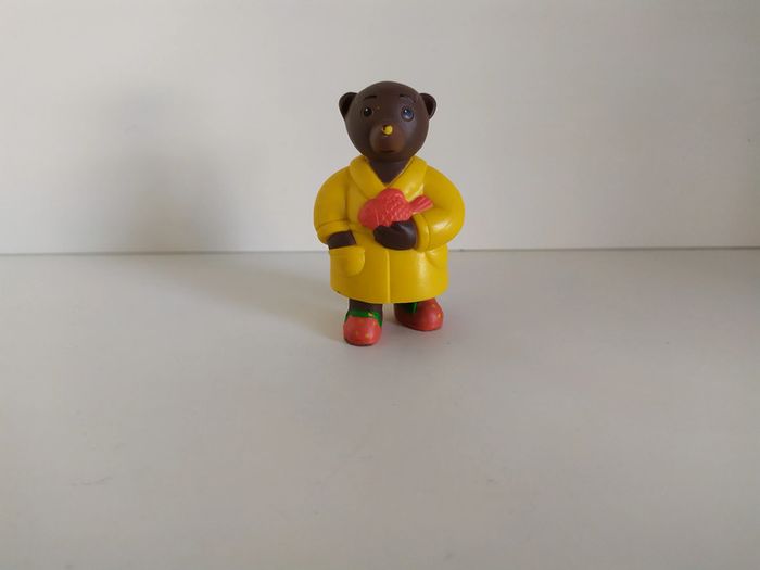 Figurine petit ours brun poisson peignoir