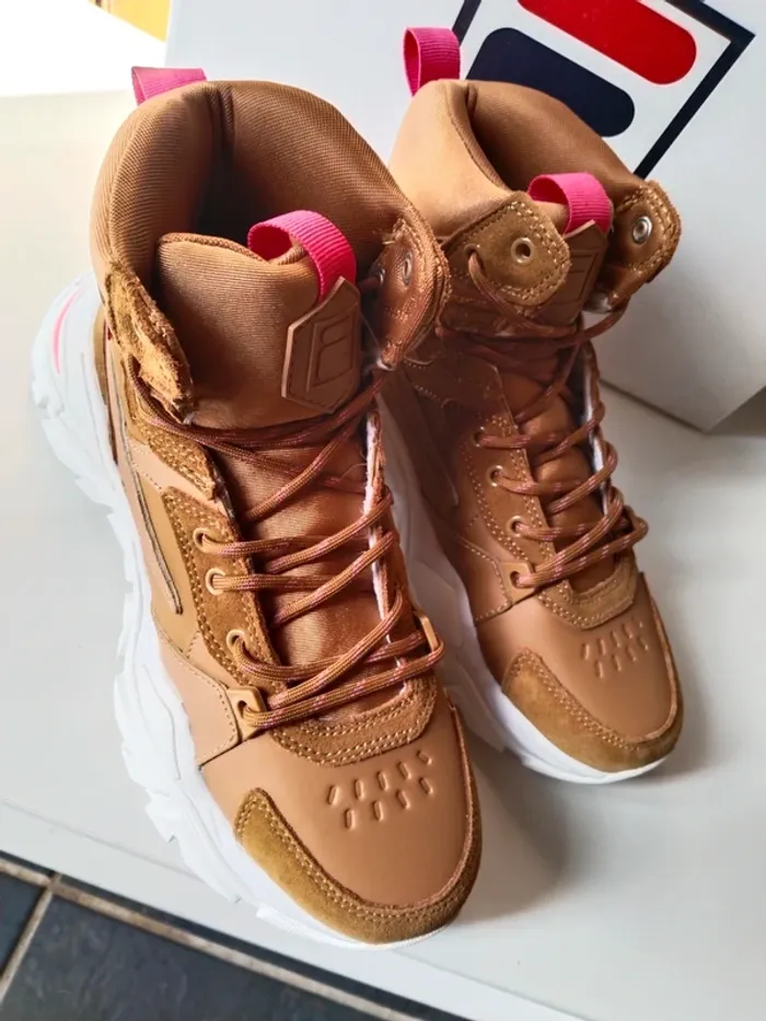 Jolie paire de baskets sneakers femme marque Fila pointure 38 - photo numéro 5