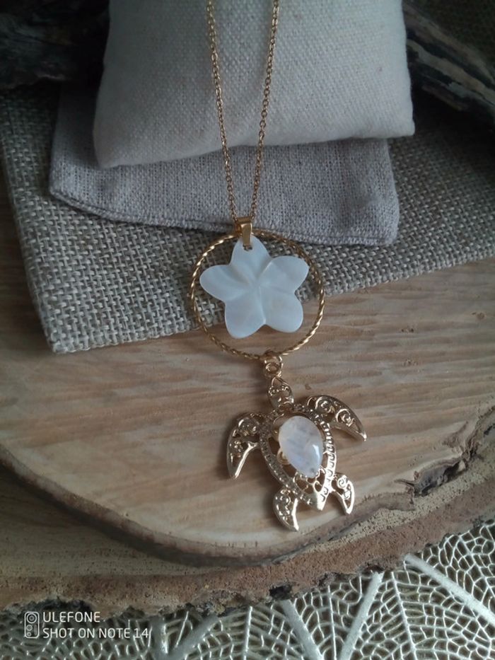Collier tortue pierre de lune et fleur en n'acre - photo numéro 2