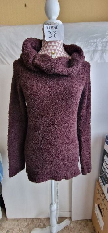 Pull ,chaud, prune, col roulé, en très bon état, en polyester &acrylique, longueur 65cm