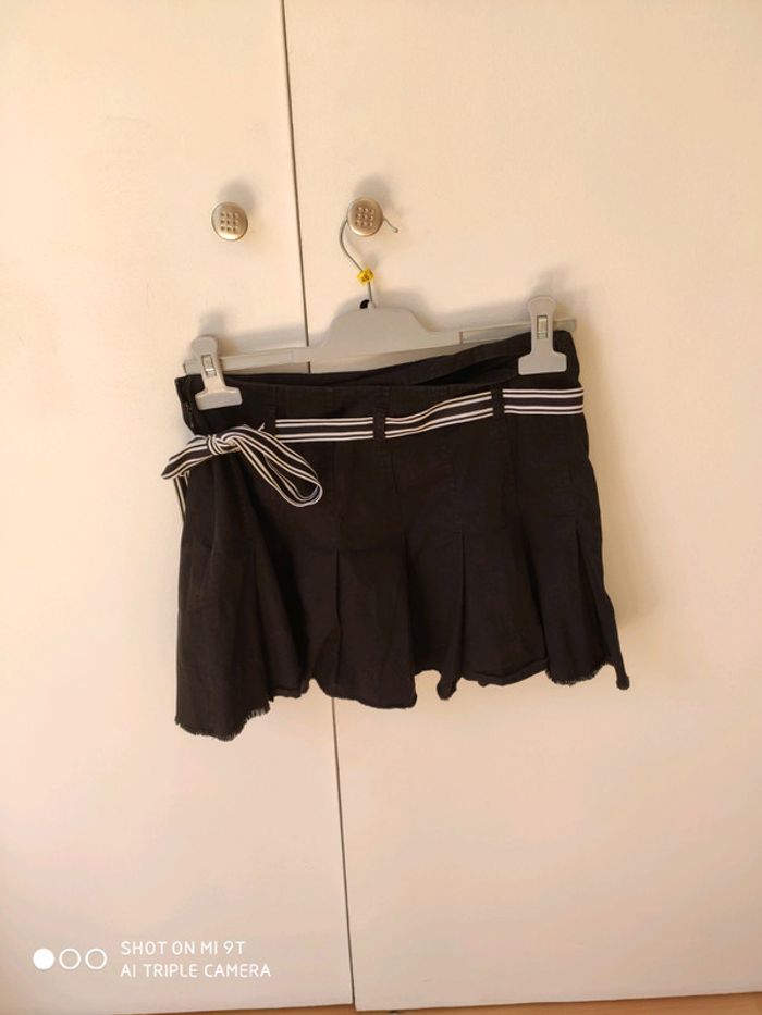 Jupe courte noire - photo numéro 2