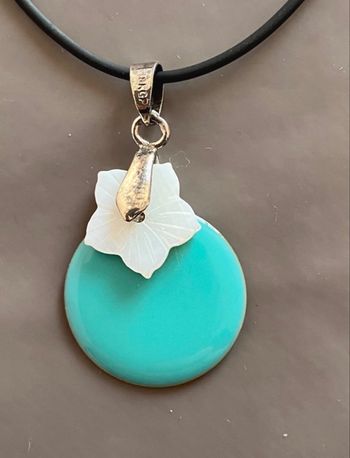 Collier et pendentif fleur nacré 