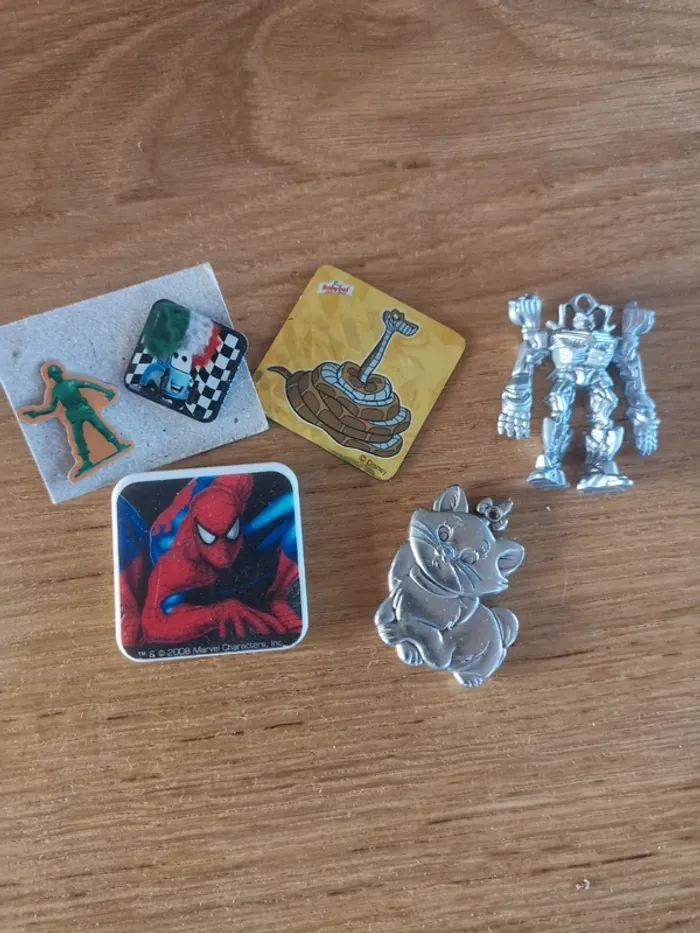 Petit lot de pins, aimants, figurine.