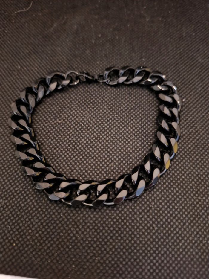 Bracelet acier inoxydable neuf avec etiquette souple . Pour hommes .