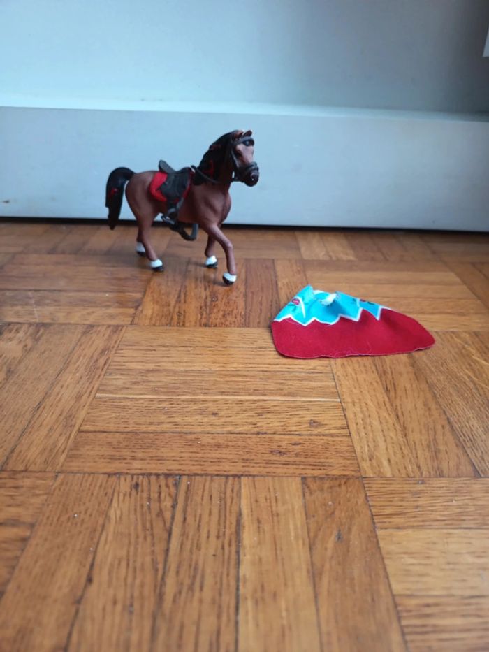 Cheval avec harnais et couverture