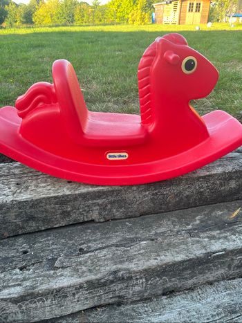 Cheval à bascule rouge Little tikes, utilisation intérieure ou extérieure , marque appréciée par les crèches