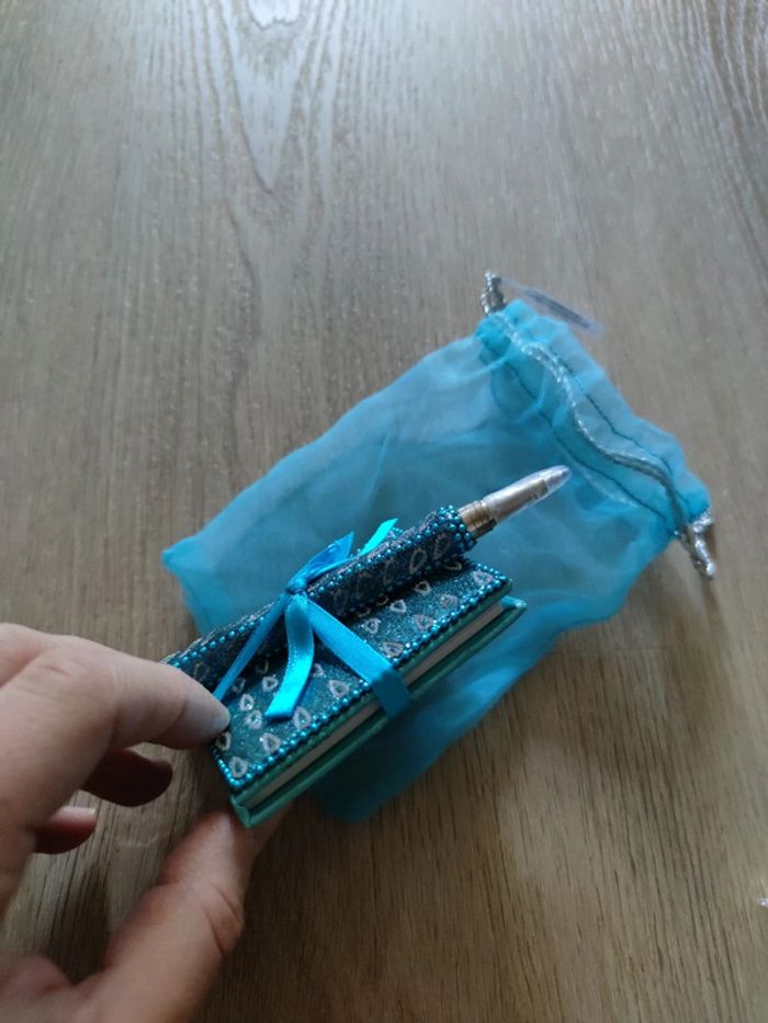 Petit carnet avec stylo neufs - photo numéro 2