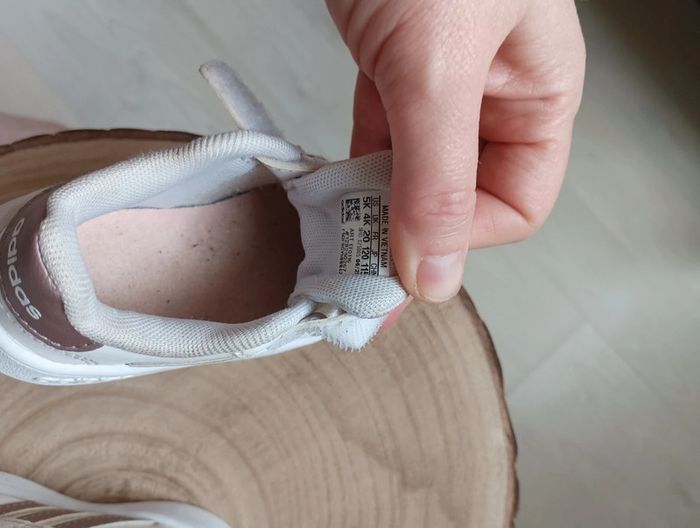 Basket Adidas taille 20 en très bon état - photo numéro 3