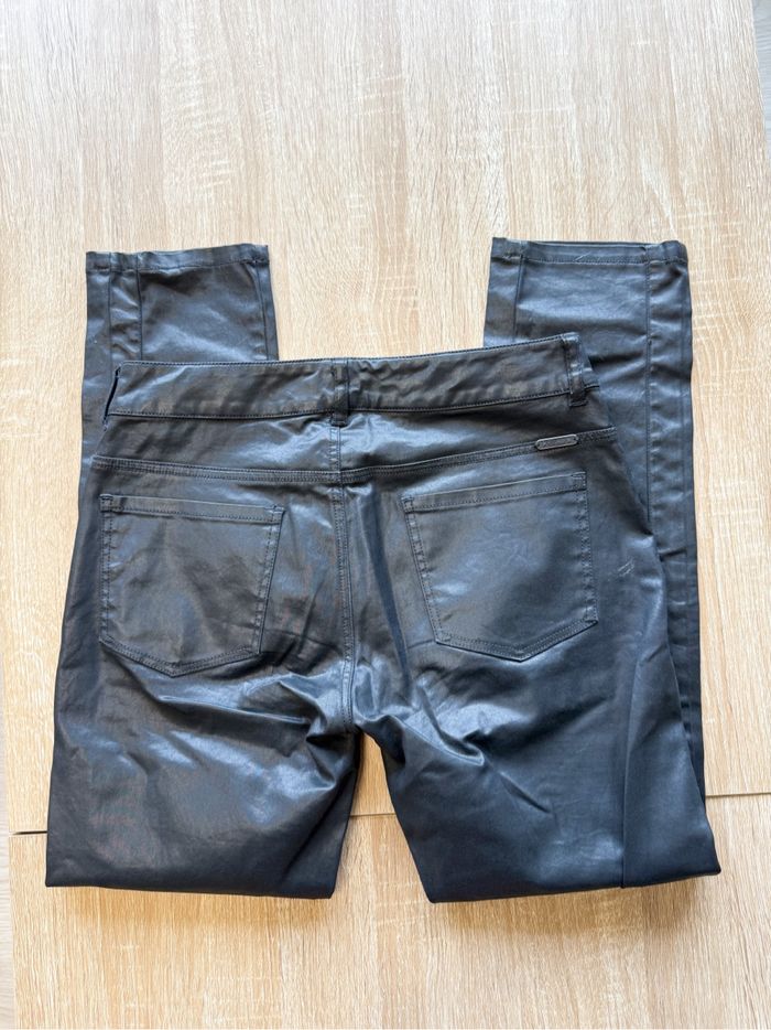 Pantalon slim  luisant brillant noir chipie taille 34 XS - photo numéro 3