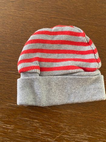 Bonnet gris et rouge