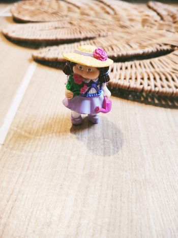 💐Figurine Cabbage petite fille robe violette bouquet de fleurs année 1984 marque Cabbage Patch kids