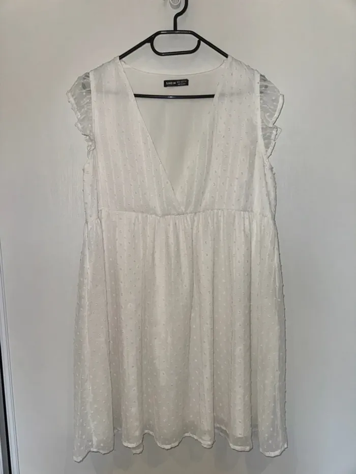 Robe blanche plumetis